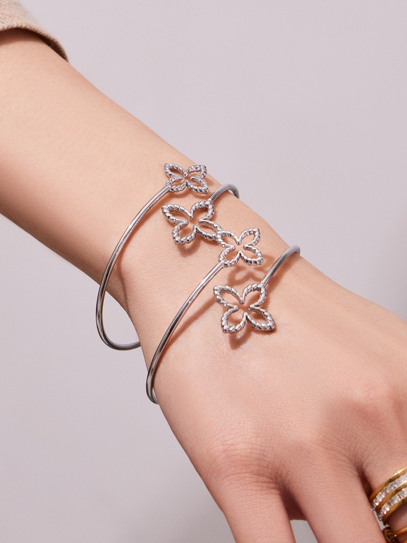 B廠【Z591】跨國個性簡約設計雙花鏤空開口手環不鏽鋼鍍18k真金時尚百搭手環
 26.03-2