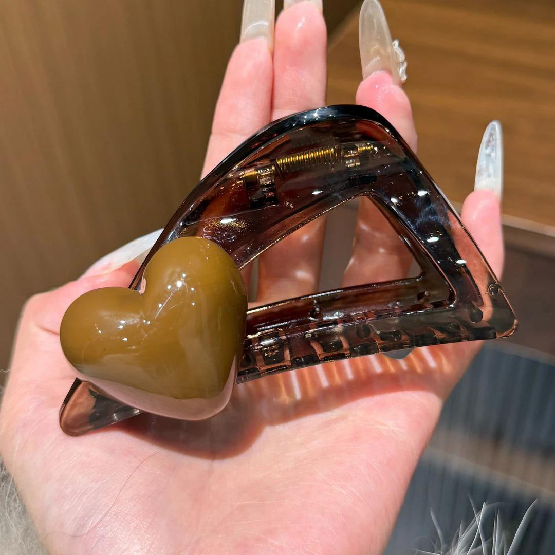 C廠【X785】韓國愛心三角抓夾女高級感鏤空高品質鯊魚夾子後腦勺盤髮通勤髮夾
 26.08-4「C廠-單筆結帳需滿，NT$500出貨(不含運費)」