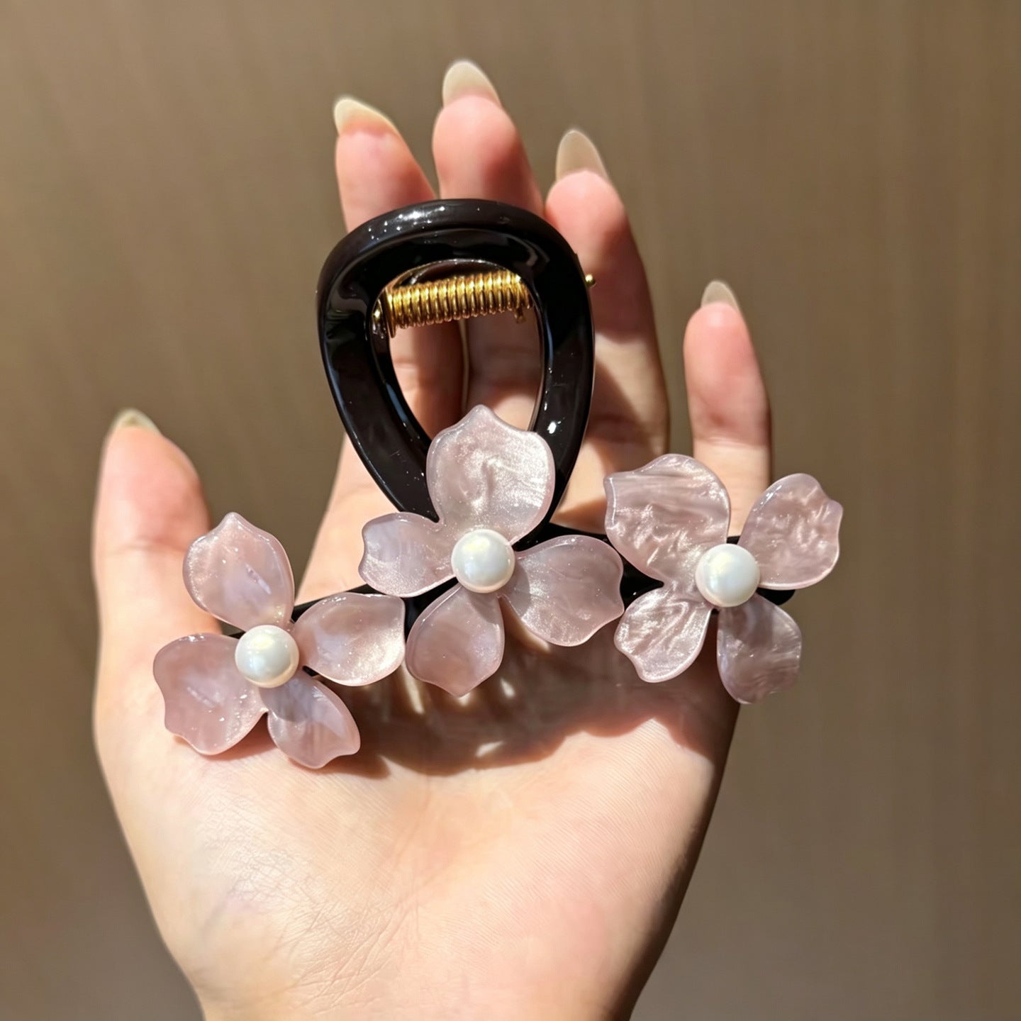 C廠【X746】氣質粉紅色花朵頭髮抓夾女高級感大號鯊魚夾2026新款髮夾髮量大髮飾
 26.08-4「C廠-單筆結帳需滿，NT$500出貨(不含運費)」