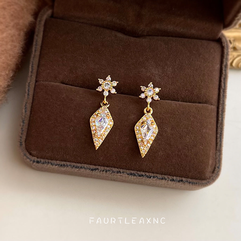 C廠【7079】雪花冰晶微鑲鋯石時尚高級感輕奢風925銀針 小巧熱賣
 25.11-2