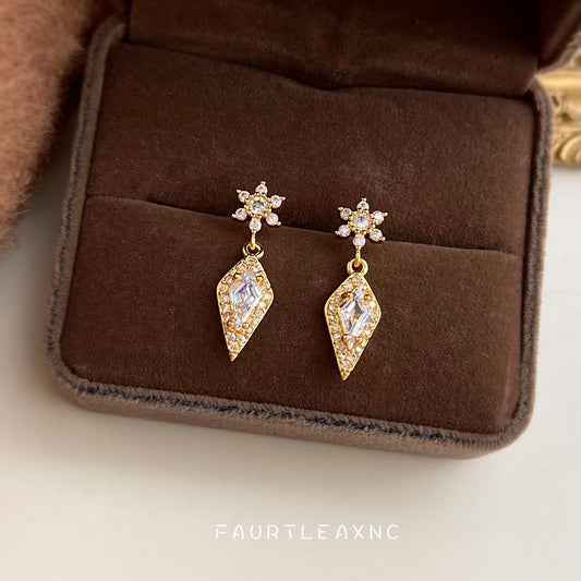 C廠【7079】雪花冰晶微鑲鋯石時尚高級感輕奢風925銀針 小巧熱賣
 25.11-2