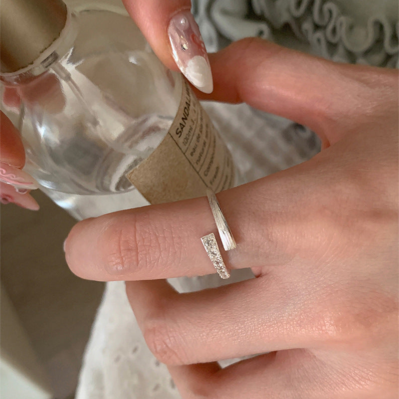 E廠【XDQ8634R】S925純銀韓版幾何交錯戒指女小眾ins拉絲鋯石氣質食指戒指環
 25.11-4