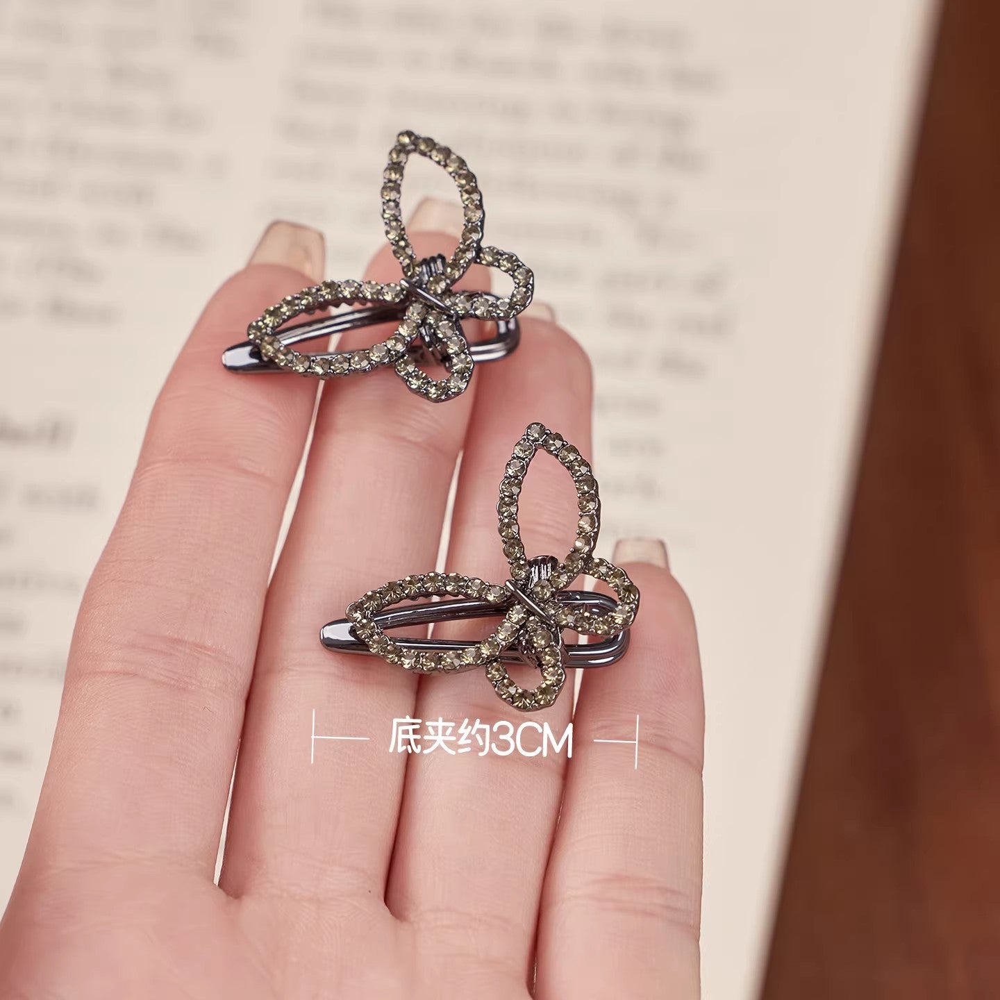 C廠【P112】精緻鏤空水鑽蝴蝶髮夾女2026新款前額碎髮鴨嘴夾側邊瀏海夾子頭飾
 26.04-3