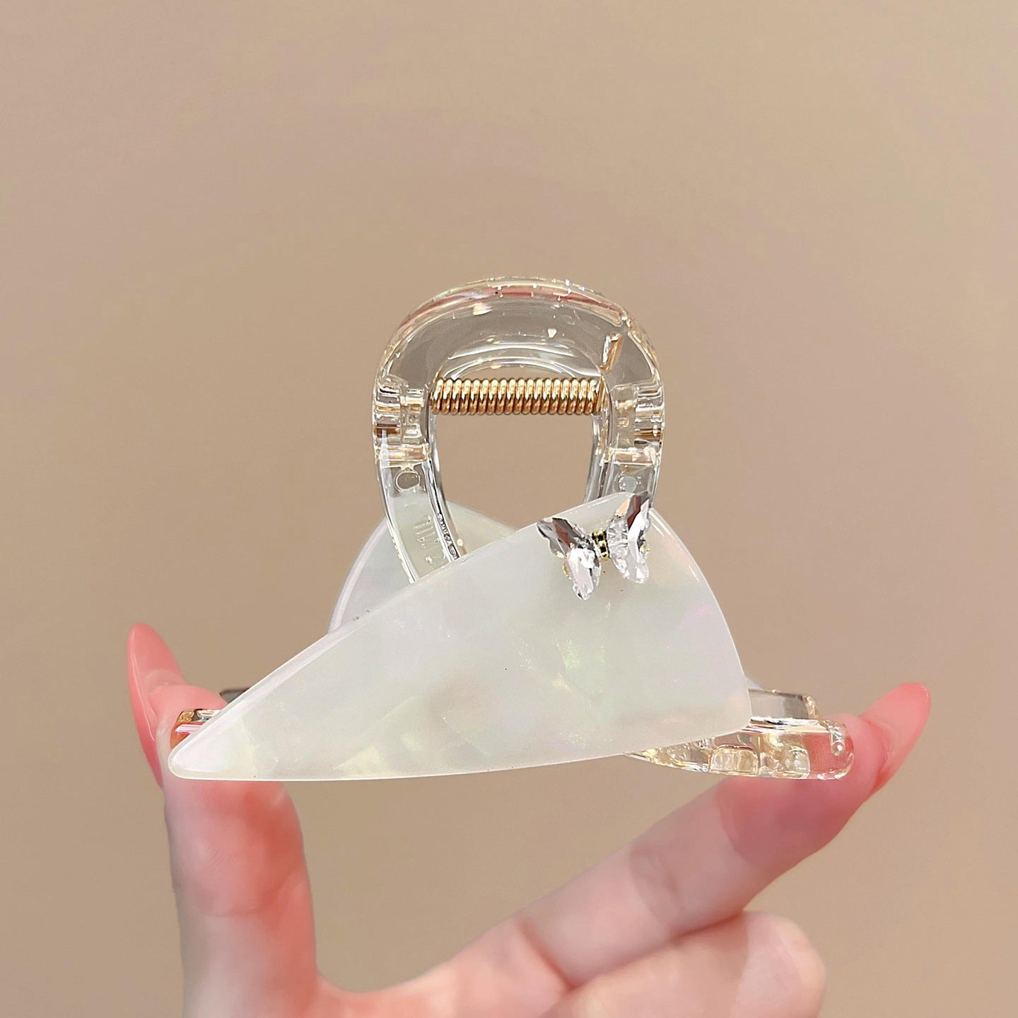 C廠【X406】氣質水鑽蝴蝶醋酸三角抓夾女高級感2026新款髮卡後腦勺半扎鯊魚夾
 26.06-1「C廠-單筆結帳需滿，NT$500出貨(不含運費)」