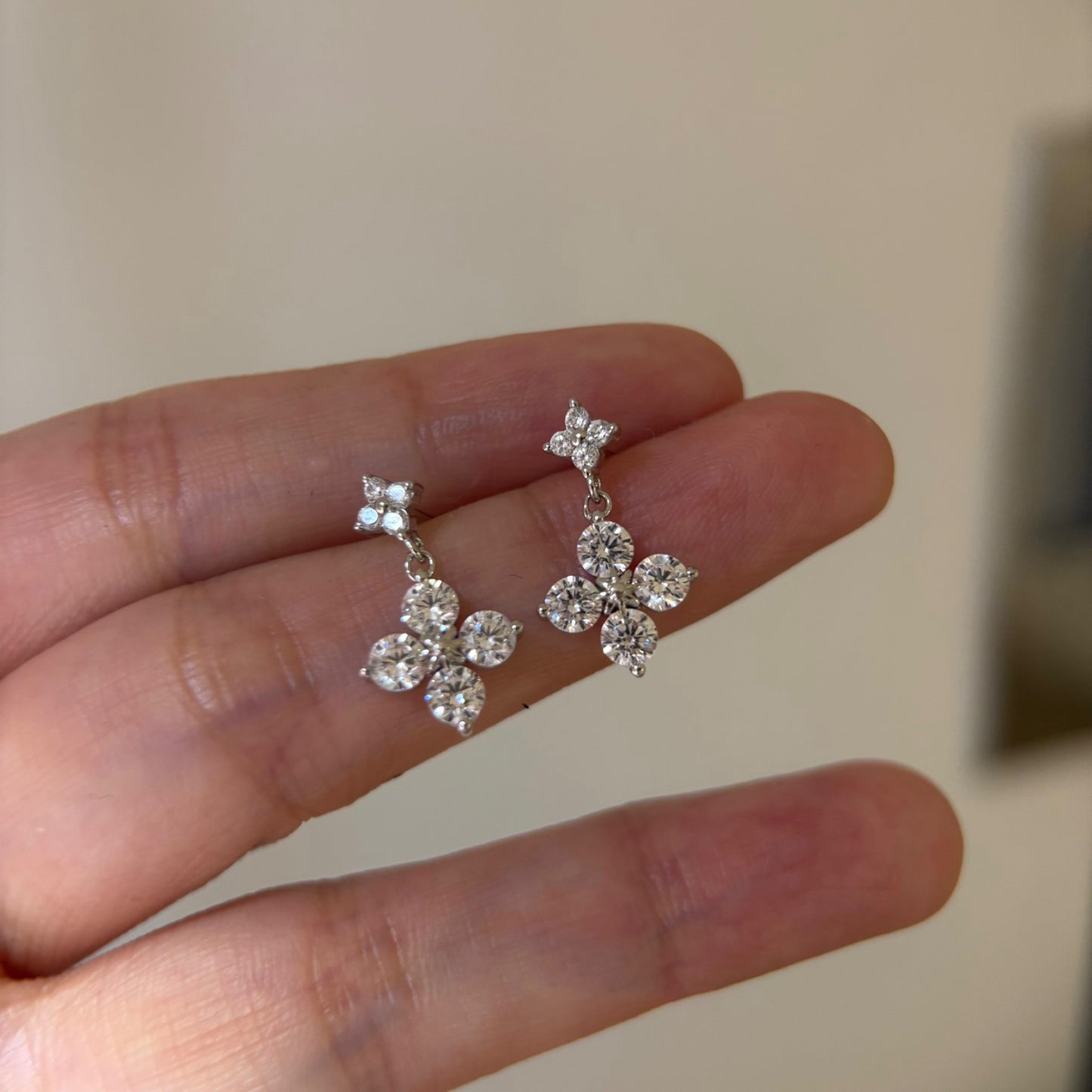 F廠【DQ10636E】S925純銀輕奢精緻四葉草閃鑽耳環女復古經典花朵流蘇百搭耳飾
 25.10-4