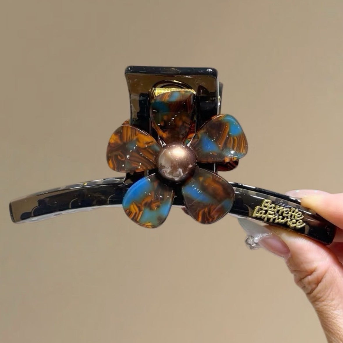 C廠【X386】渲染藍棕花朵圓珠抓夾大號女高級感後腦勺盤髮鯊魚夾子髮量多髮飾
 26.06-1「C廠-單筆結帳需滿，NT$500出貨(不含運費)」