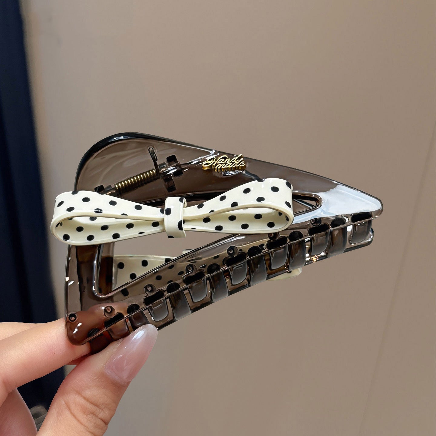 C廠【X758】韓國蝴蝶結三角抓夾女高級感鏤空壓克力鯊魚夾後腦勺盤髮通勤髮夾
 26.08-4「C廠-單筆結帳需滿，NT$500出貨(不含運費)」