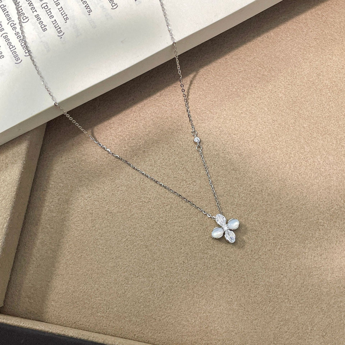 E廠【XDQ1004N】S925純銀輕奢貝殼四葉草項鍊女溫柔千金風鑲鑽花朵精緻鎖骨鏈
 26.09-1
