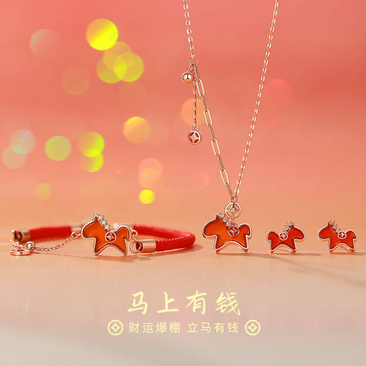 E廠【YC2201N】原創S925純銀馬上有錢紅瑪瑙生肖馬項鍊本命年耳環手鍊
 25.10-1