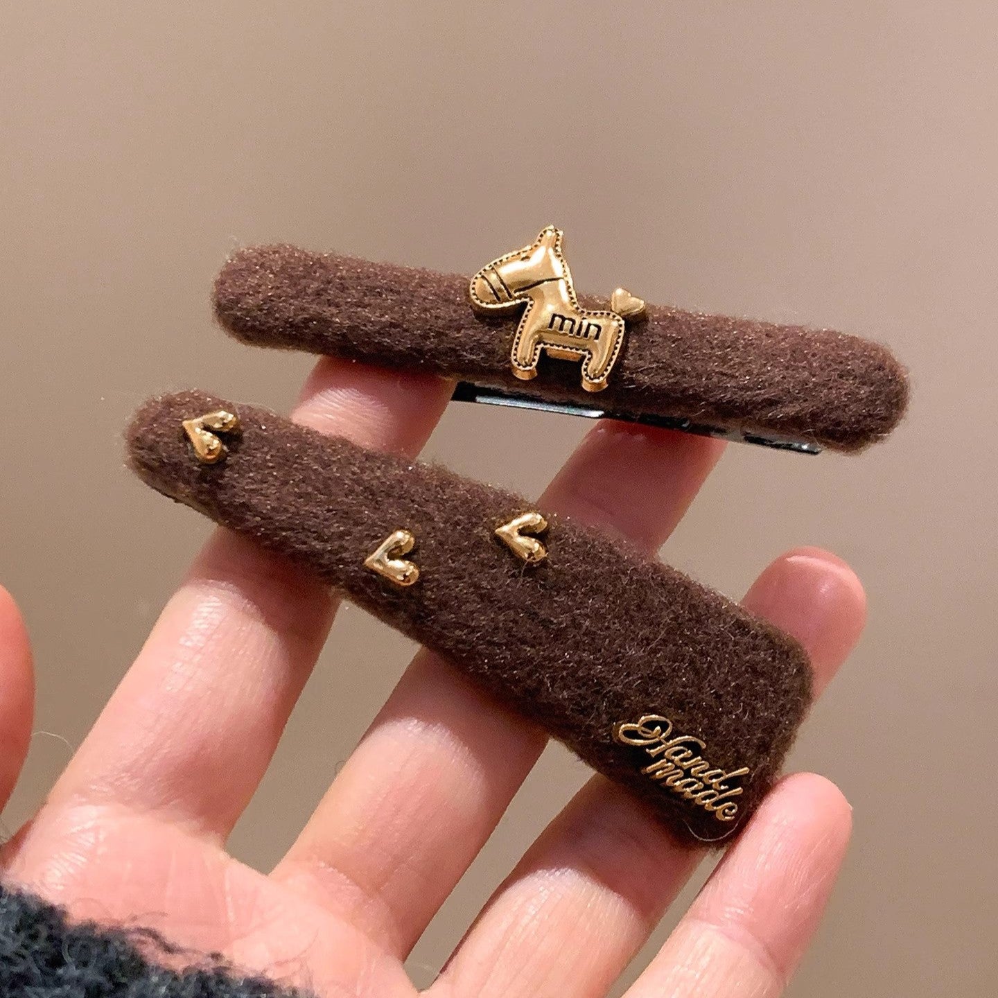 C廠【Y918】韓系氣質咖色小馬愛心髮夾女高級感復古邊夾側邊髮卡碎髮瀏海夾子
 25.12-2「C廠-單筆結帳需滿，NT$500出貨(不含運費)」