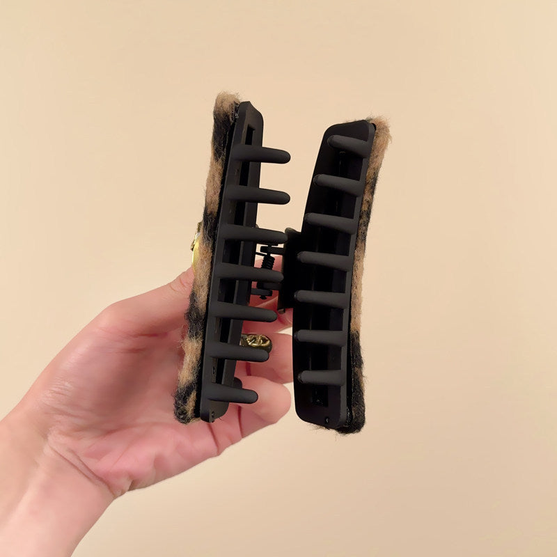 C廠【P105】秋冬高級感毛絨抓夾女2025新款髮量少後腦勺鯊魚夾小香風髮夾髮飾
 26.01-1