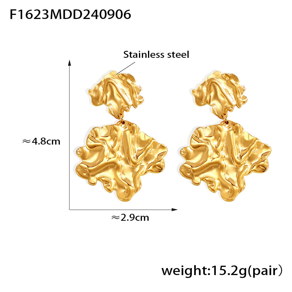 B廠【F1623】歐美個性潮流耳環 錘紋褶皺樹葉誇張耳墜不銹鋼PVD電鍍保色首飾品 24.09-2