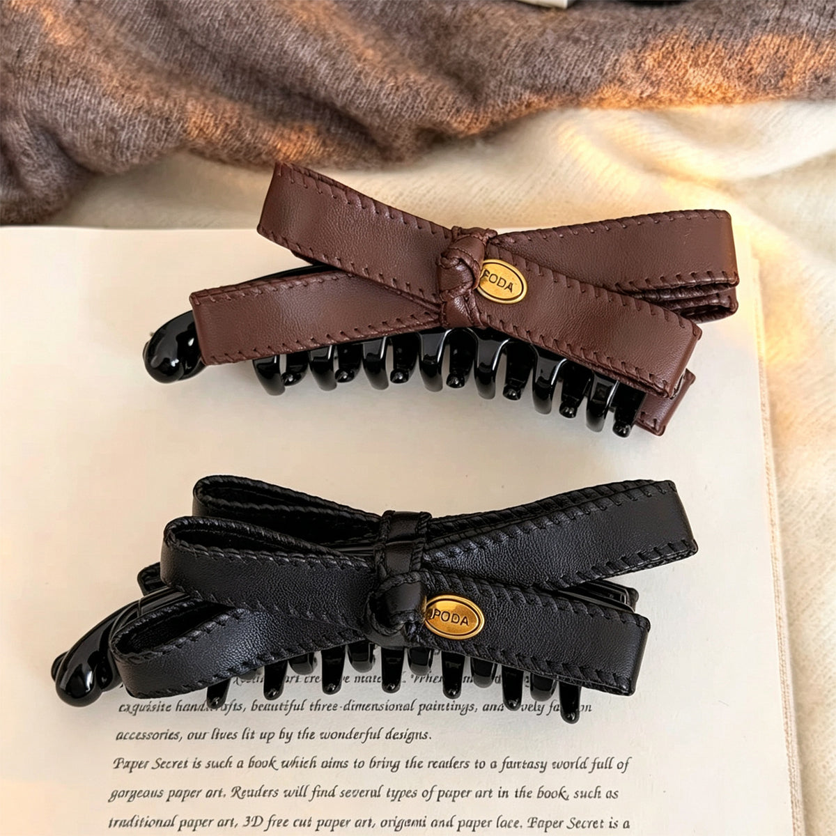 C廠【X1077】復古皮質蝴蝶結香蕉夾金屬標盤發夾
 26.10-4「C廠-單筆結帳需滿，NT$500出貨(不含運費)」