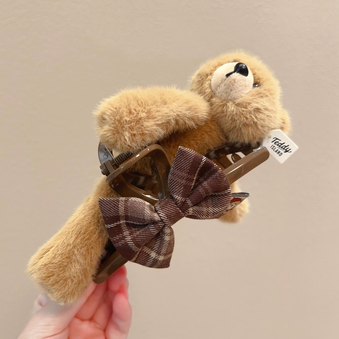 C廠【P41】可愛卡通泰迪熊毛絨髮夾2026春夏新款鯊魚夾俏皮少女心後腦勺髮飾
 26.05-3「C廠-單筆結帳需滿，NT$500出貨(不含運費)」
