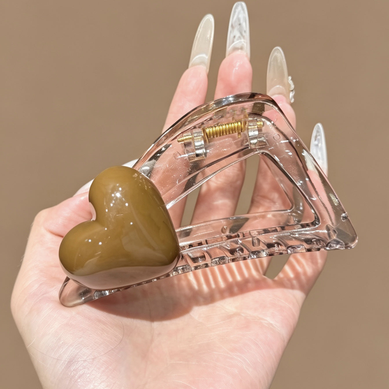 C廠【X785】韓國愛心三角抓夾女高級感鏤空高品質鯊魚夾子後腦勺盤髮通勤髮夾
 26.08-4「C廠-單筆結帳需滿，NT$500出貨(不含運費)」