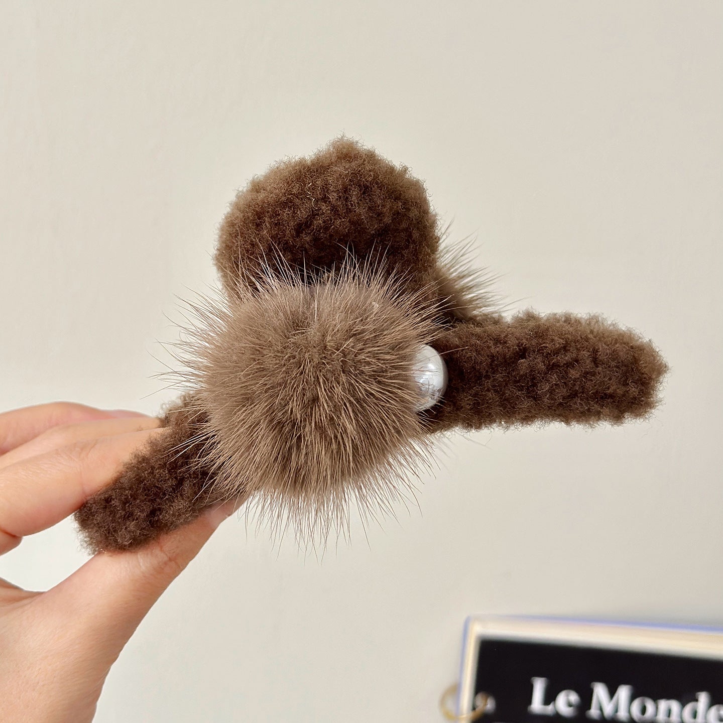 C廠【Y971】毛絨棕色珍珠抓夾大號女秋冬後腦勺髮量大頭飾鯊魚夾子髮夾高級感
 25.12-4「C廠-單筆結帳需滿，NT$500出貨(不含運費)」