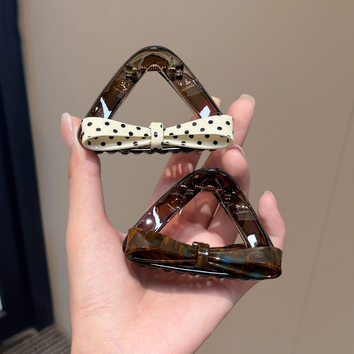 C廠【X663】蝴蝶結鯊魚夾女高級感醋酸抓夾後腦勺盤髮夾韓系波點髮抓髮卡頭飾
 26.08-2「C廠-單筆結帳需滿，NT$500出貨(不含運費)」