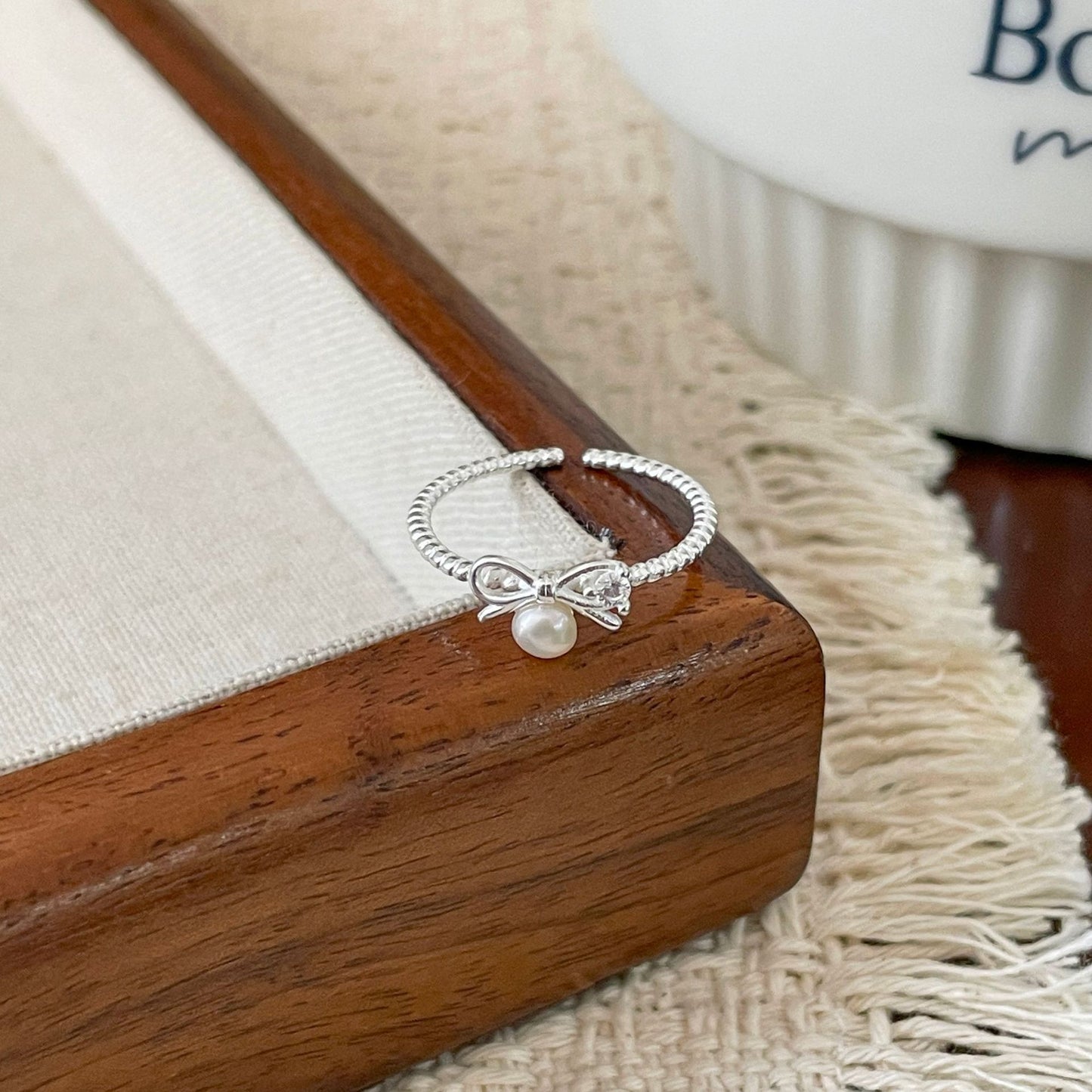 E廠【XDQ8845R】韓國版小眾蝴蝶結淡水珍珠戒指女S925純銀甜美精緻微鑲開口指環
 26.01-1