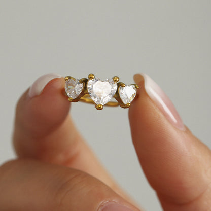 B廠【A989】歐美飾品不鏽鋼愛心5A鋯石愛心三鑽開口可調式戒指鍍金保色 25.03-3