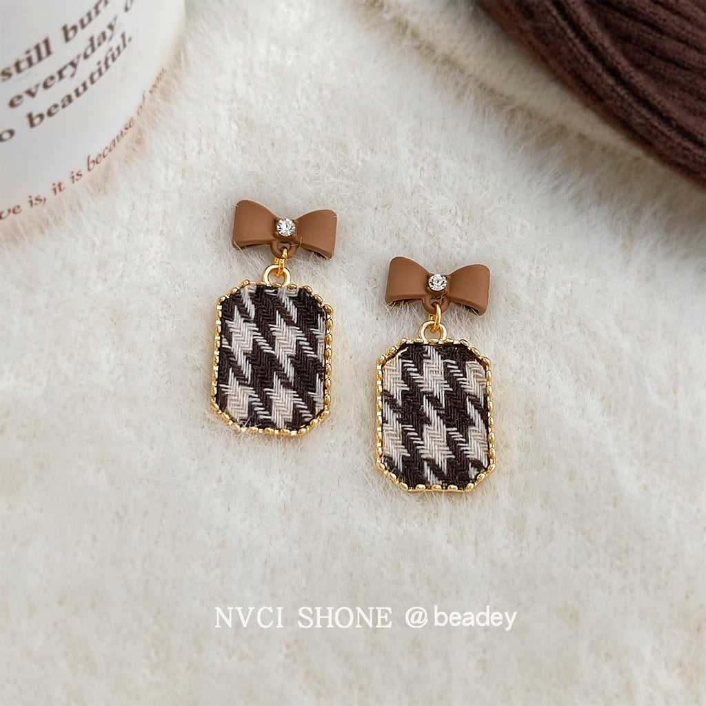 C廠【7023】秋冬款小香風時尚通勤千鳥格幾何蝴蝶結布藝新款耳環耳環飾品
 25.11-1