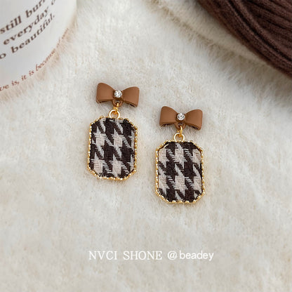 C廠【7023】秋冬款小香風時尚通勤千鳥格幾何蝴蝶結布藝新款耳環耳環飾品
 25.11-1