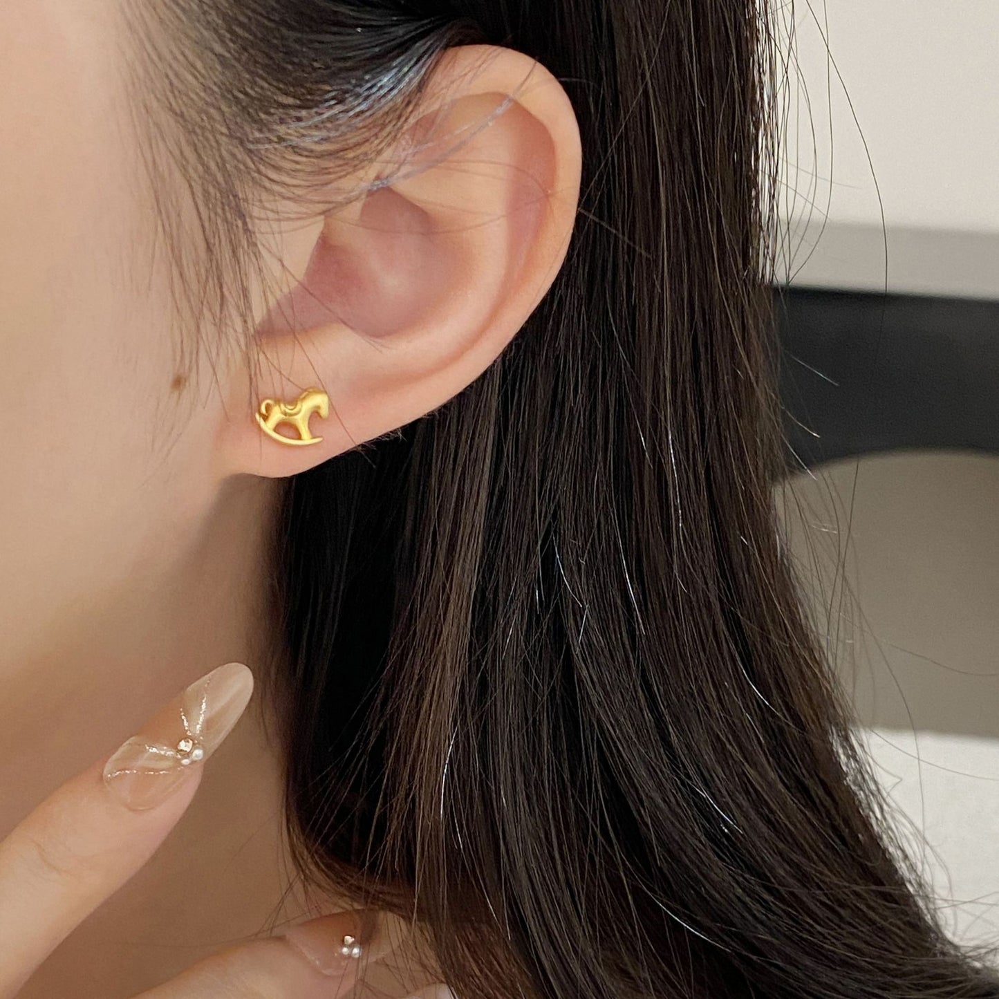 F廠【DQ10403E】S925純銀精緻木馬銅錢不對稱耳環女簡約高級感馬年百搭耳飾潮
 25.10-4