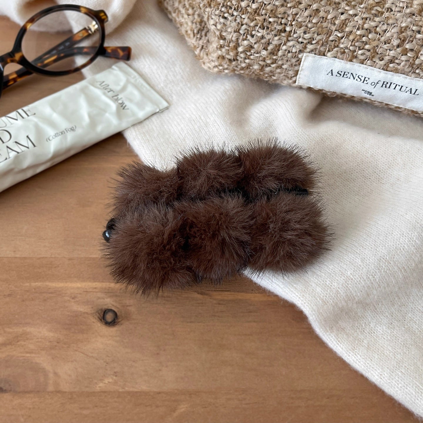 C廠【P48】秋冬毛球香蕉夾女高級感2025新款後腦勺毛絨髮夾氣質馬尾髮卡頭飾
 25.12-2「C廠-單筆結帳需滿，NT$500出貨(不含運費)」