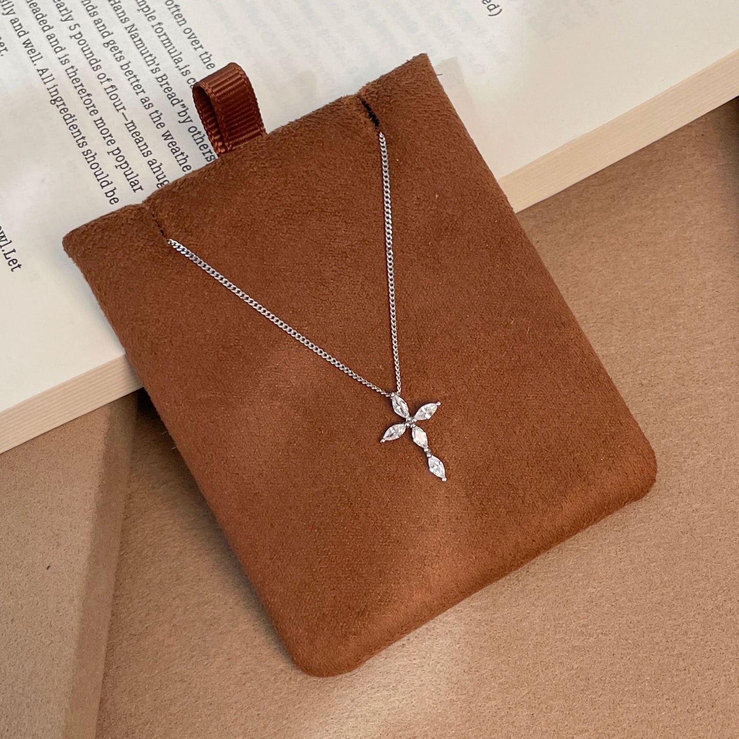 E廠【XDQ0337N】S925純銀日韓精緻菱形鋯石十字架項鍊女復古精緻ins鎖骨鏈潮
 26.01-1