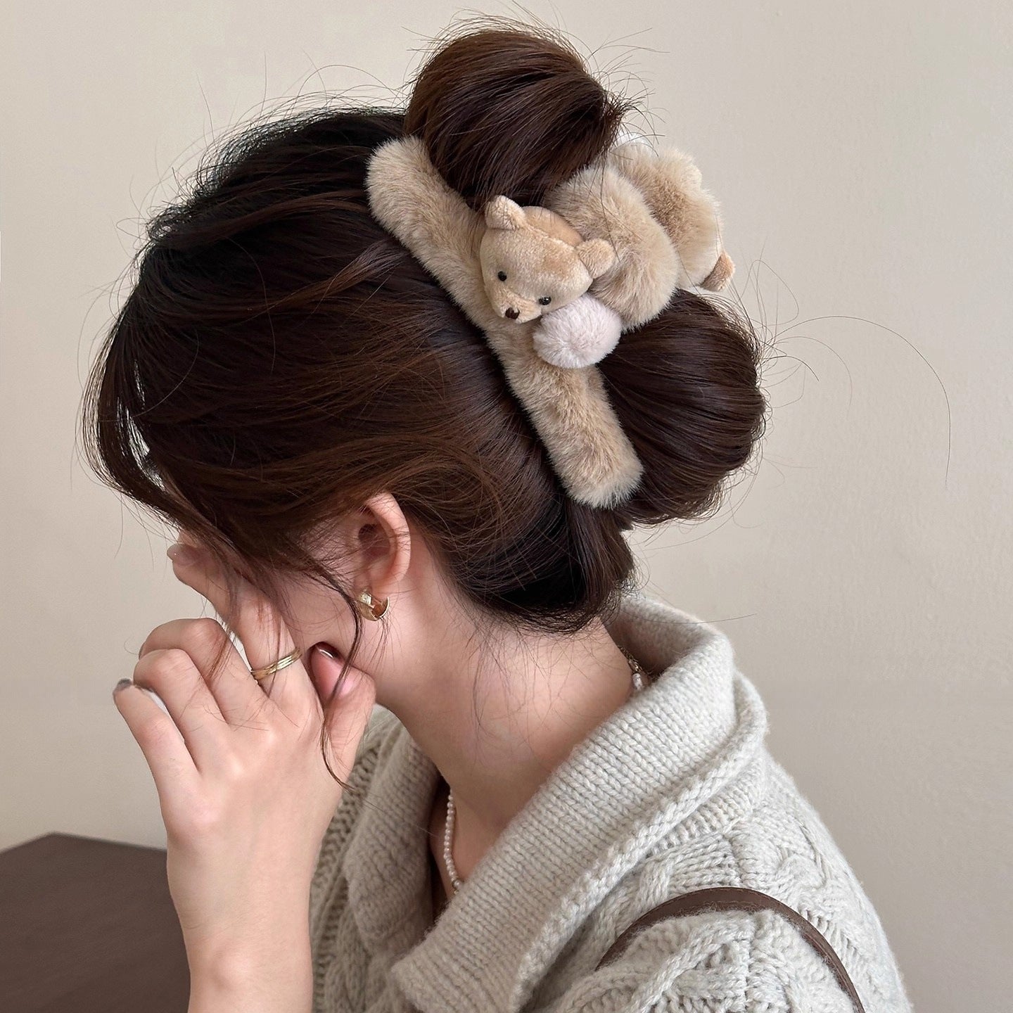 C廠【Y996】可愛毛絨小熊大號抓夾女2025新款高級感秋冬後腦勺髮夾鯊魚夾髮飾
 26.01-1