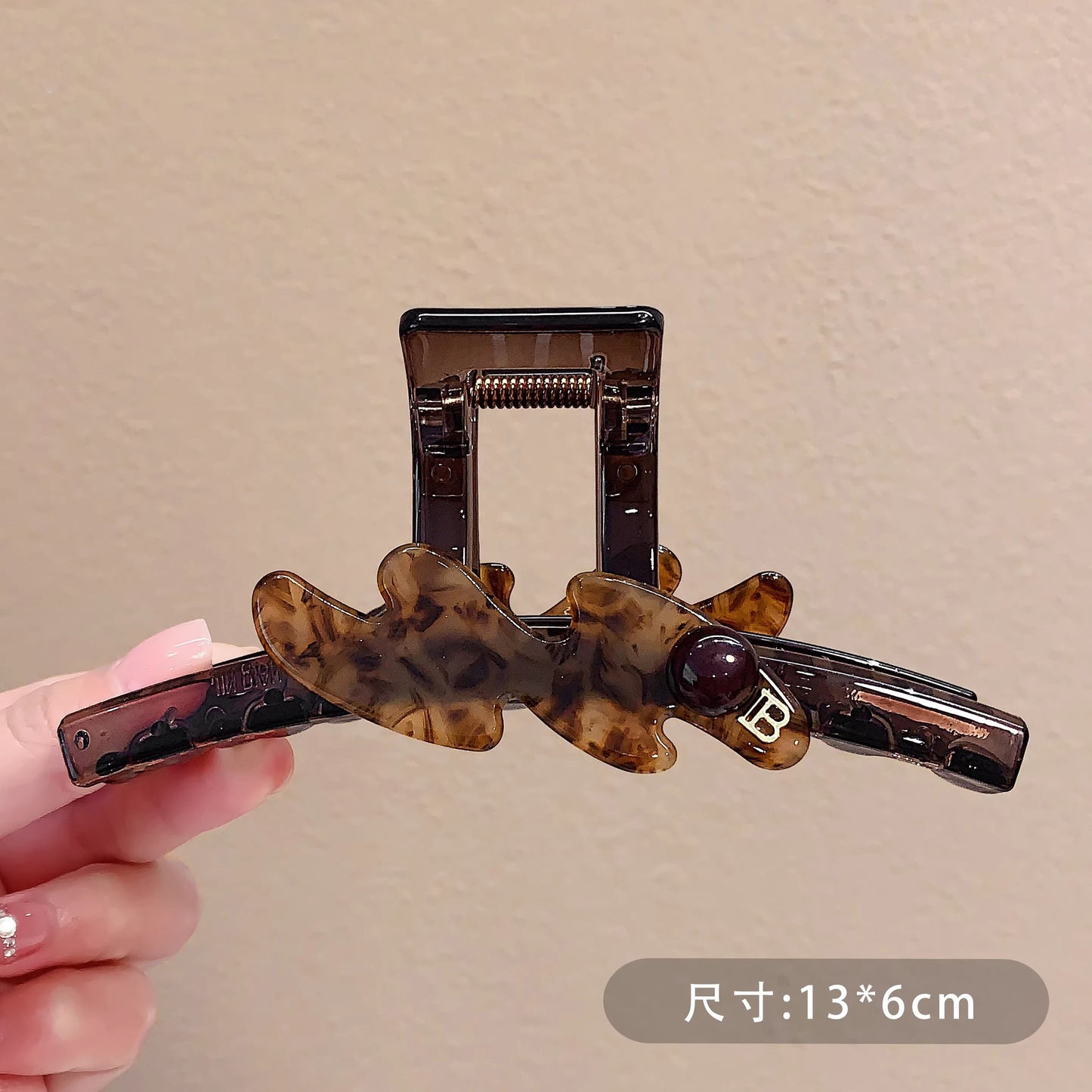 C廠【X37】韓國醋酸高級感豹紋字母抓夾女米色壓克力大號鯊魚夾髮夾頭飾夾子
 26.03-4「C廠-單筆結帳需滿，NT$500出貨(不含運費)」