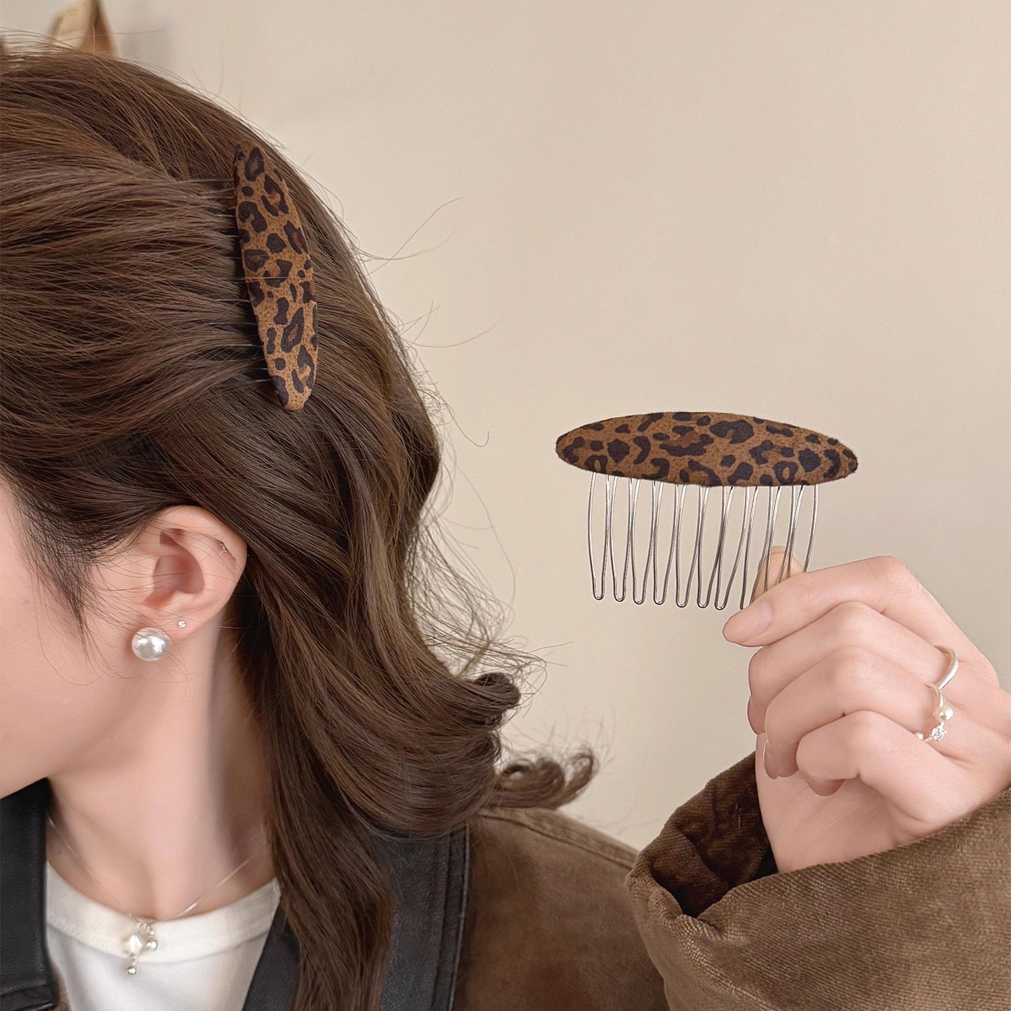 C廠【Y986】復古洋氣絲絨豹紋無痕插梳高級感碎髮整理神器側邊瀏海髮梳盤髮卡
 25.12-4「C廠-單筆結帳需滿，NT$500出貨(不含運費)」