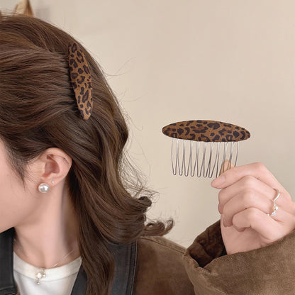 C廠【Y986】復古洋氣絲絨豹紋無痕插梳高級感碎髮整理神器側邊瀏海髮梳盤髮卡
 25.12-4「C廠-單筆結帳需滿，NT$500出貨(不含運費)」