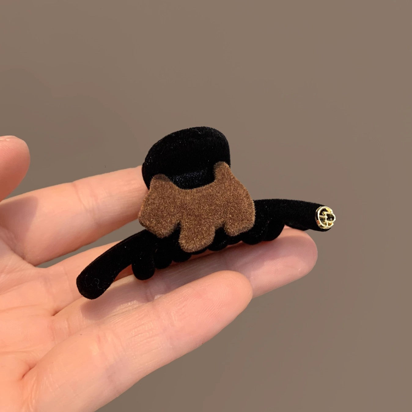 C廠【P59】植絨小狗抓夾女2025新款高級感後腦勺盤髮鯊魚夾子頭飾髮夾子頭飾
 25.12-2「C廠-單筆結帳需滿，NT$500出貨(不含運費)」