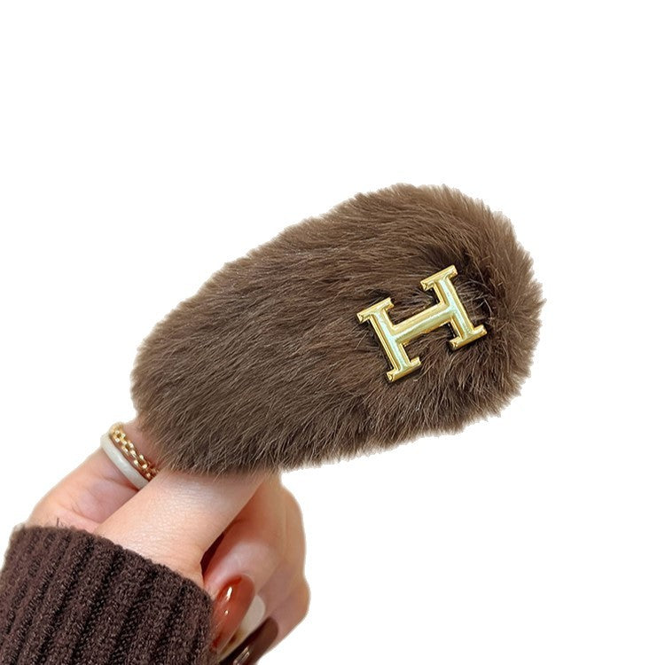 C廠【Y925】輕奢金標字母毛絨髮夾女2025新款高階側邊夾髮卡劉海夾子氣質頭飾
 25.12-2「C廠-單筆結帳需滿，NT$500出貨(不含運費)」