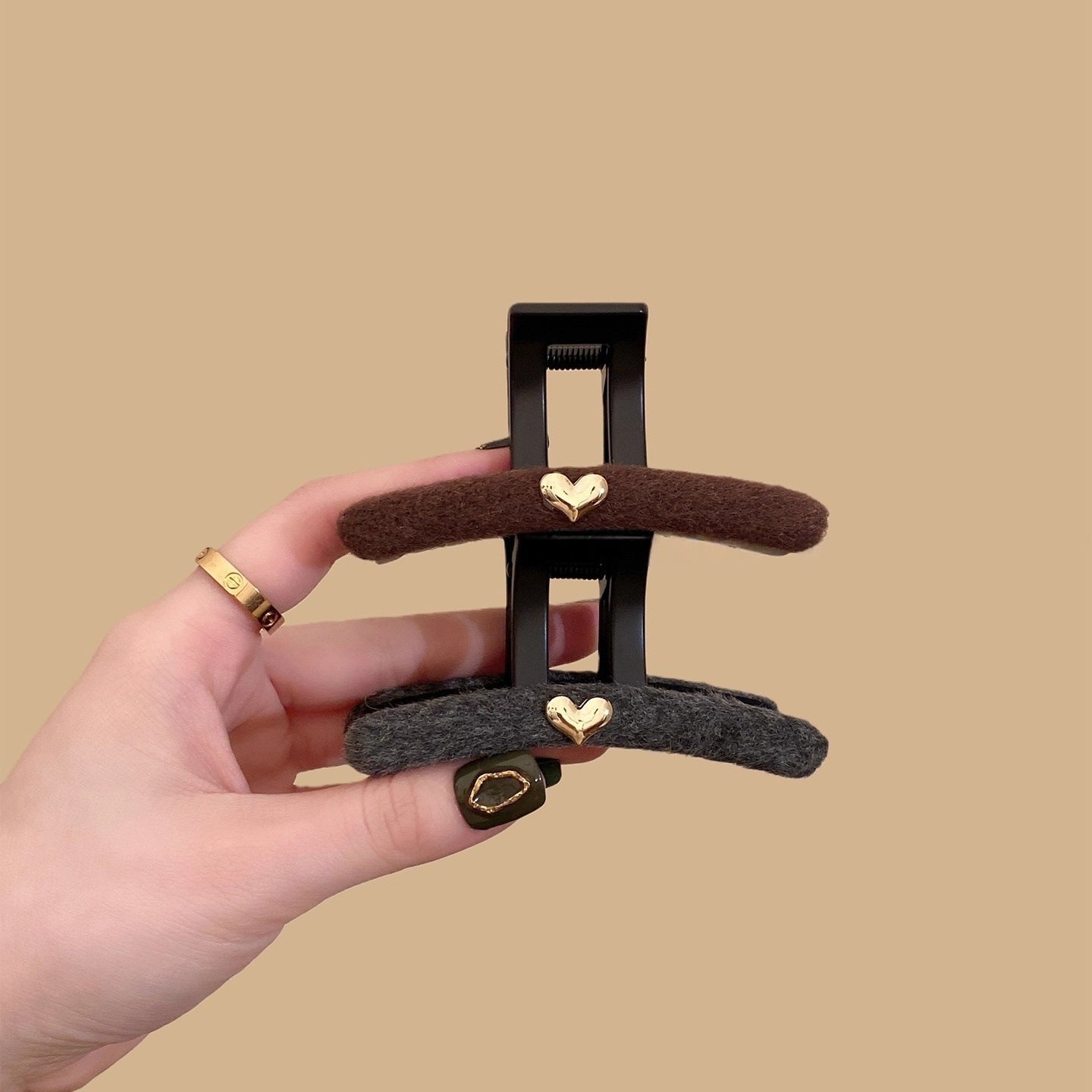 C廠【Y877】韓國秋冬氣質毛呢抓夾女金屬愛心髮夾百搭高級感後腦勺盤髮鯊魚夾
 25.12-2「C廠-單筆結帳需滿，NT$500出貨(不含運費)」