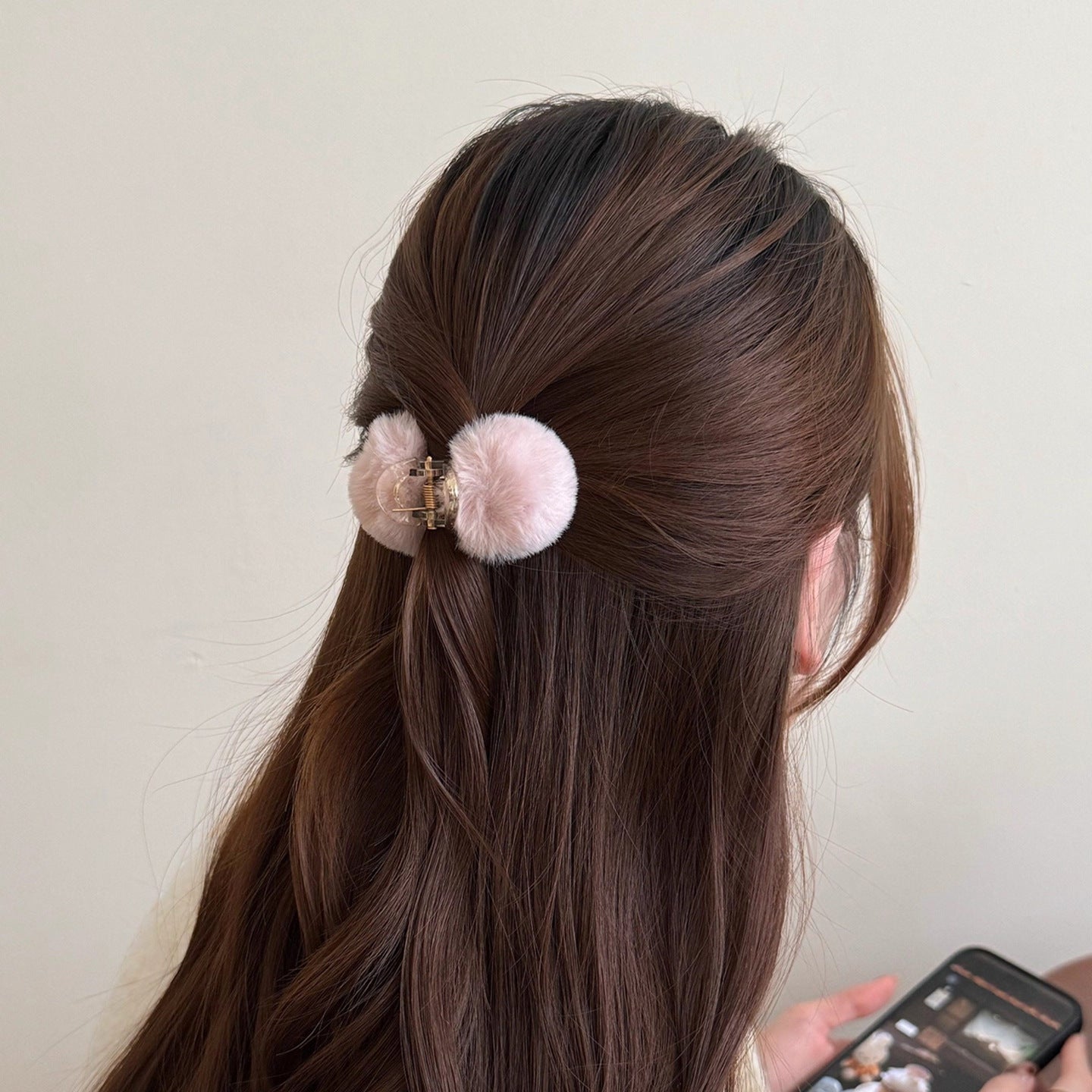 C廠【P107】可愛毛絨球球髮夾女2025新款秋冬甜美公主頭小號抓夾氣質髮卡頭飾
 26.01-1「C廠-單筆結帳需滿，NT$500出貨(不含運費)」