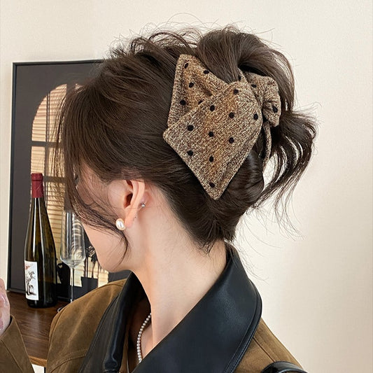 C廠【P54】韓系毛呢波點三角抓夾女2025新款大號盤髮鯊魚夾氣質髮夾秋冬髮飾
 25.12-2「C廠-單筆結帳需滿，NT$500出貨(不含運費)」