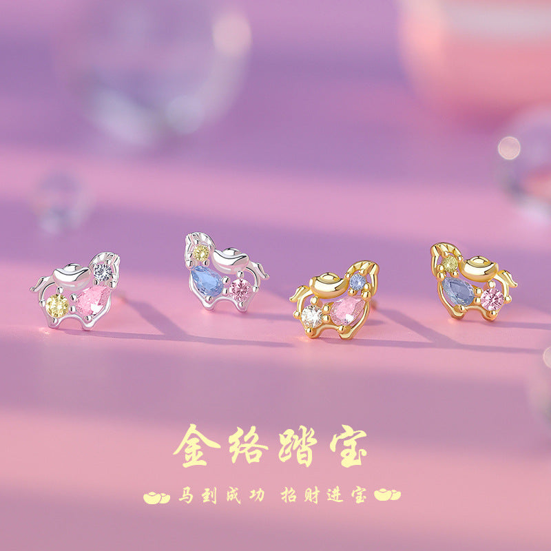 D廠【YC5167E】原創足銀S999元寶彩鋯小馬耳環本命夢幻甜美精緻金路踏寶耳飾
 25.12-3