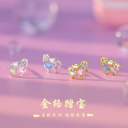 D廠【YC5167E】原創足銀S999元寶彩鋯小馬耳環本命夢幻甜美精緻金路踏寶耳飾
 25.12-3