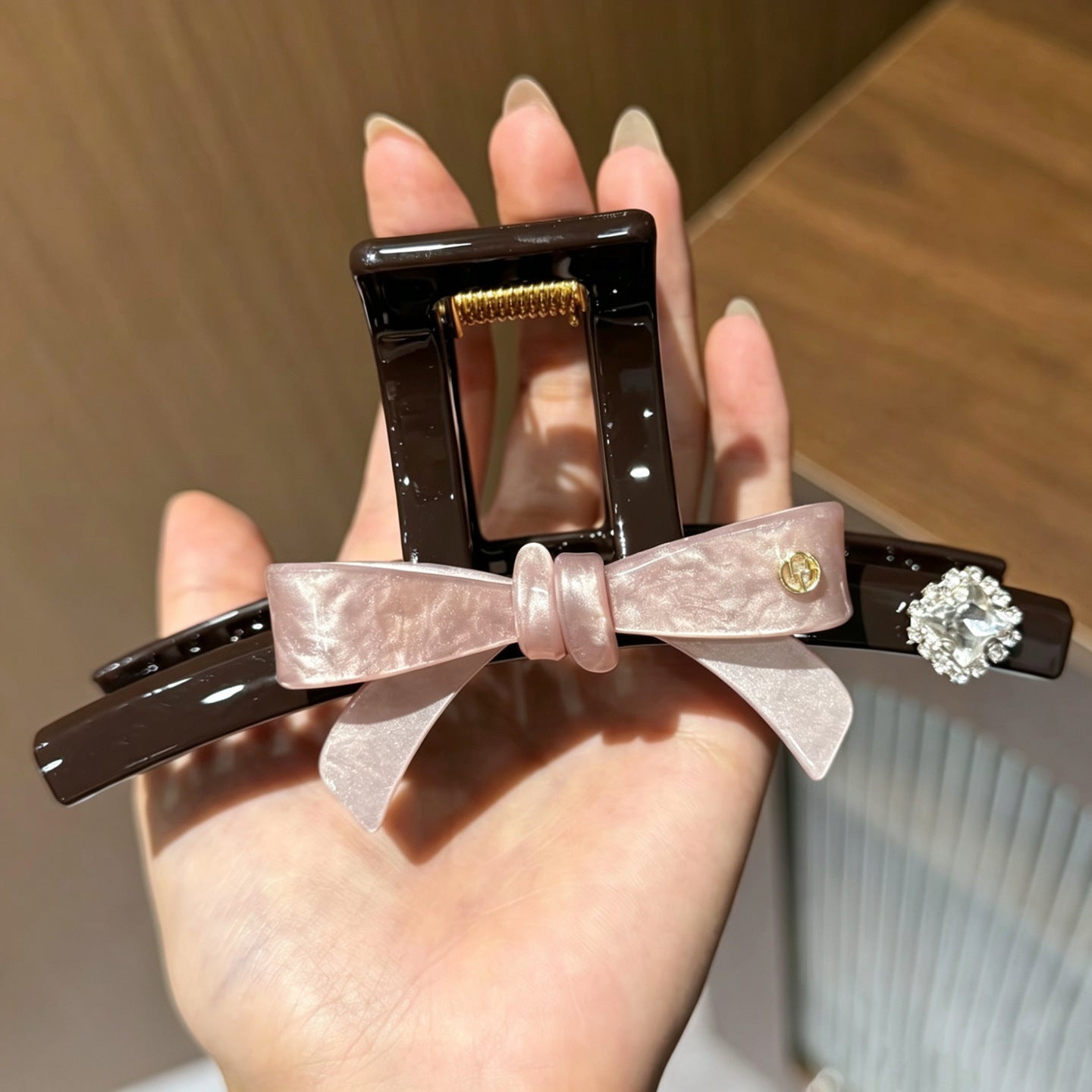 C廠【X580】韓系字母波點蝴蝶結抓夾女高級感新款後腦勺大號髮量大盤髮鯊魚夾
 26.07-4「C廠-單筆結帳需滿，NT$500出貨(不含運費)」