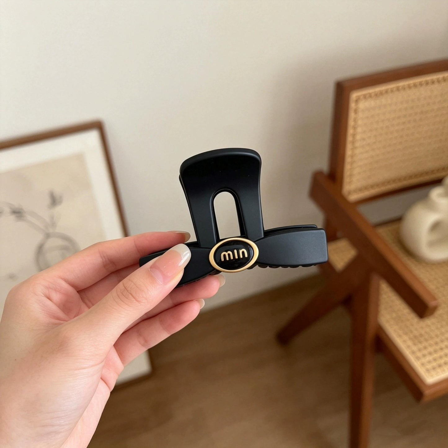 C廠【X111】韓版字母磨砂蝴蝶結抓夾女2026新款盤髮半紮髮鯊魚夾子高級感頭飾
 26.04-3