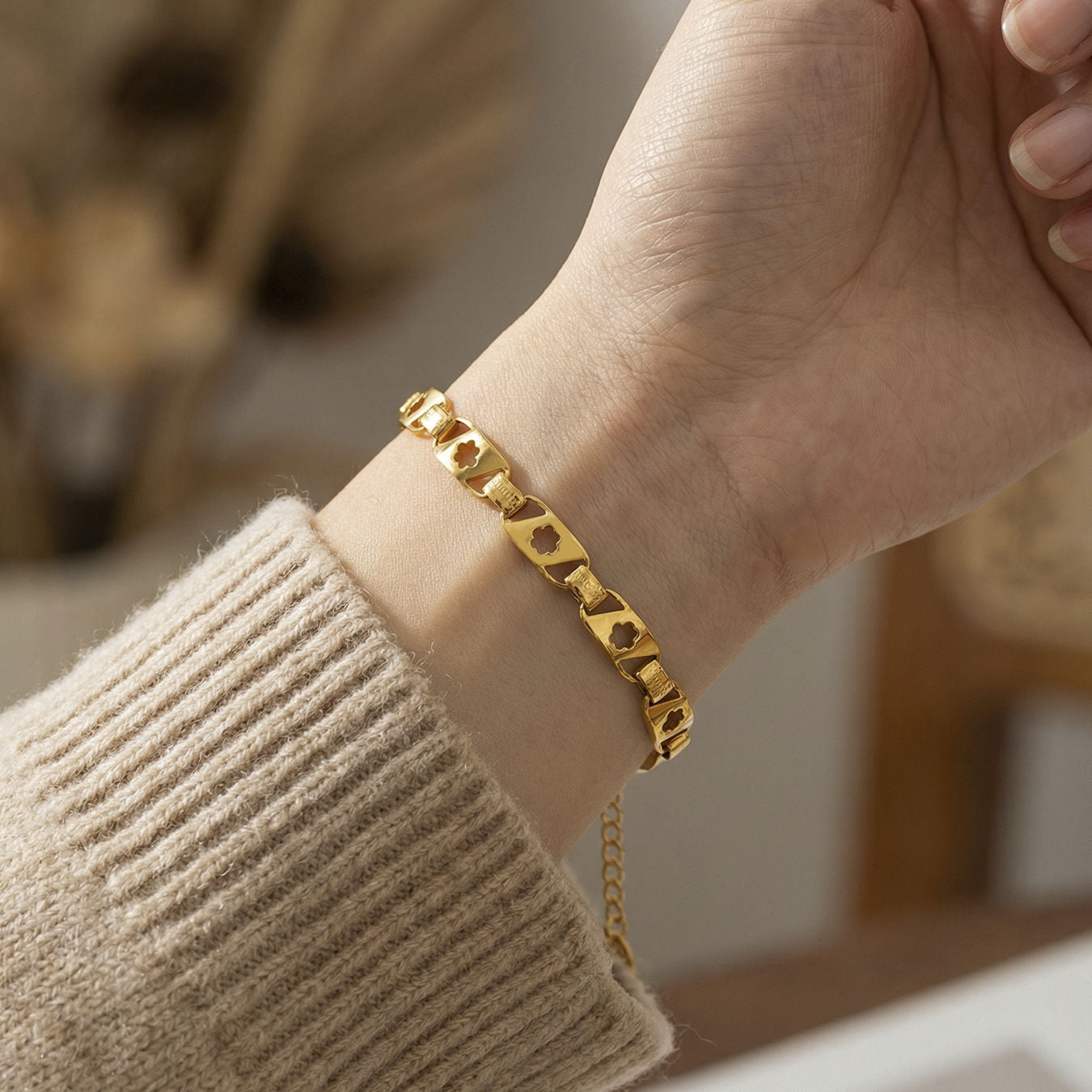 B廠【E079】ins時尚潮流網紅同款鏤空花型手鍊 情侶小眾設計感個性百搭手飾
 26.02-1