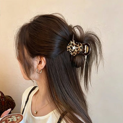 C廠【X691】豹紋珍珠花朵抓夾女高級感後腦勺盤髮夾2026新款鯊魚夾子頭髮髮飾
 26.08-2「C廠-單筆結帳需滿，NT$500出貨(不含運費)」