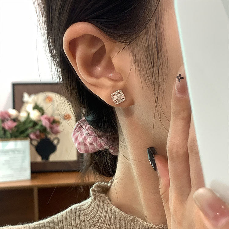 E廠【XDQ11725E】S999純銀小眾設計鏤空雕花耳環女復古宮廷風花朵擰螺絲耳飾潮
 26.01-4