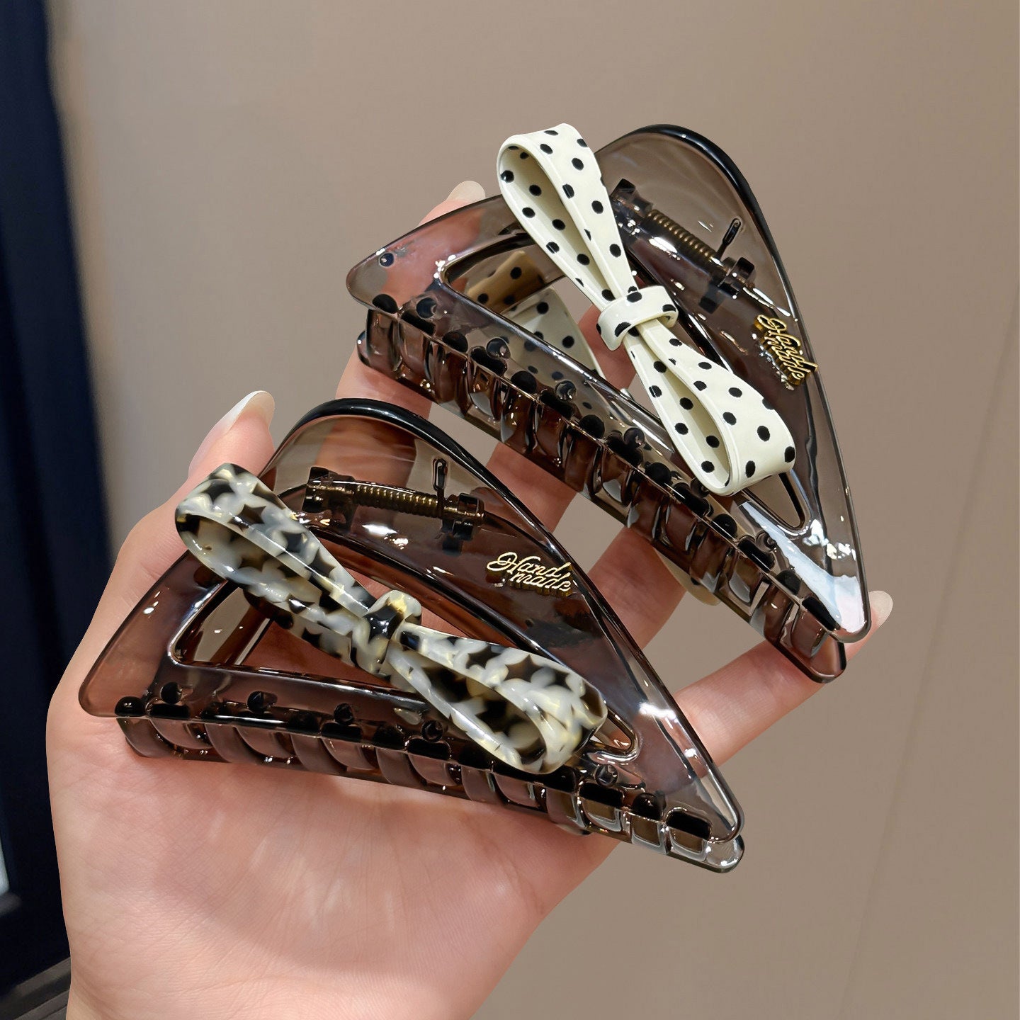 C廠【X758】韓國蝴蝶結三角抓夾女高級感鏤空壓克力鯊魚夾後腦勺盤髮通勤髮夾
 26.08-4「C廠-單筆結帳需滿，NT$500出貨(不含運費)」