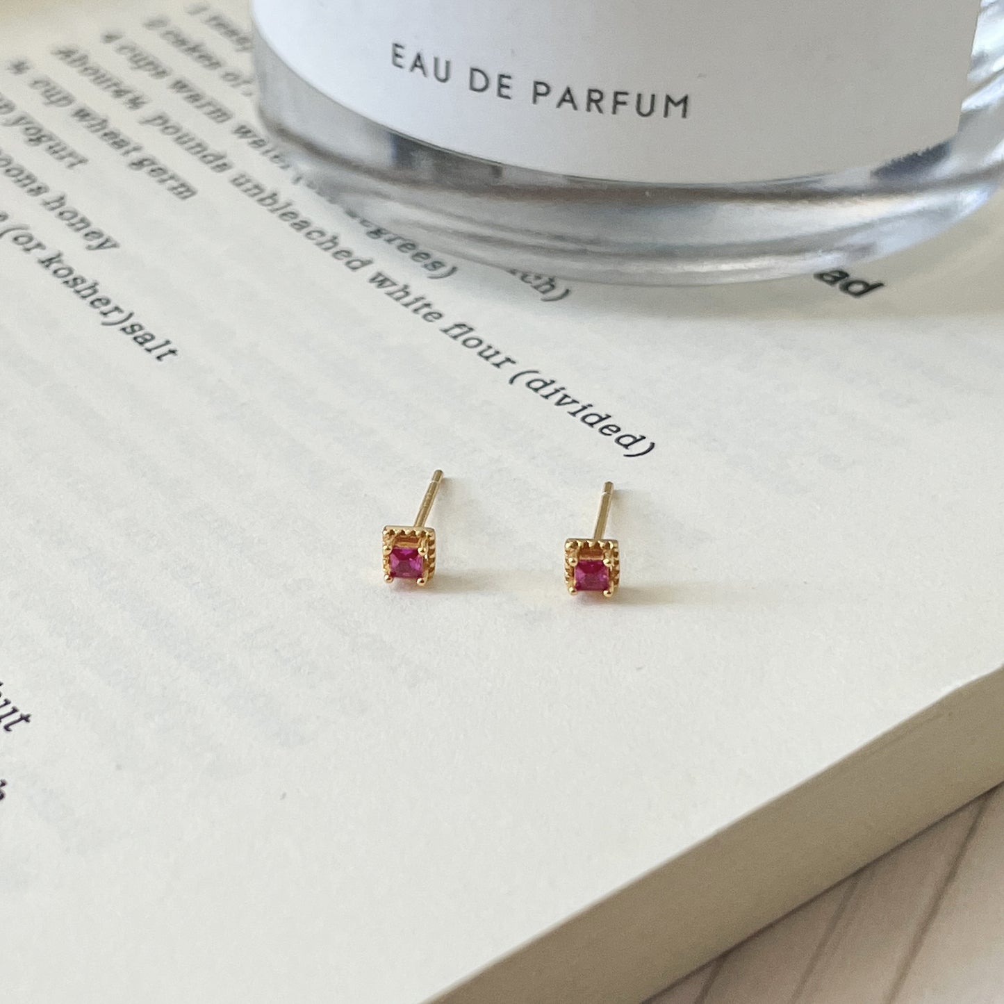 E廠【XDQ10320E】S925純銀迷你小巧玫紅鋯石耳環女精緻高級感幾何方形百搭耳飾
 26.01-1