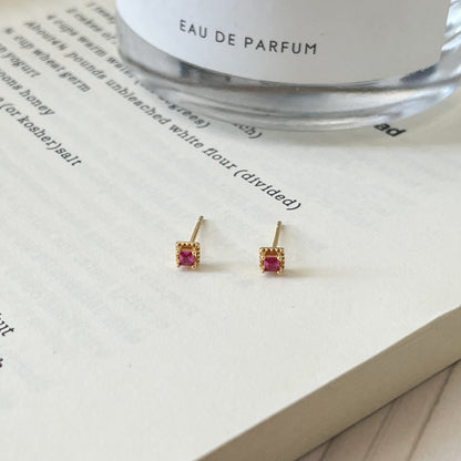 E廠【XDQ10320E】S925純銀迷你小巧玫紅鋯石耳環女精緻高級感幾何方形百搭耳飾
 26.01-1