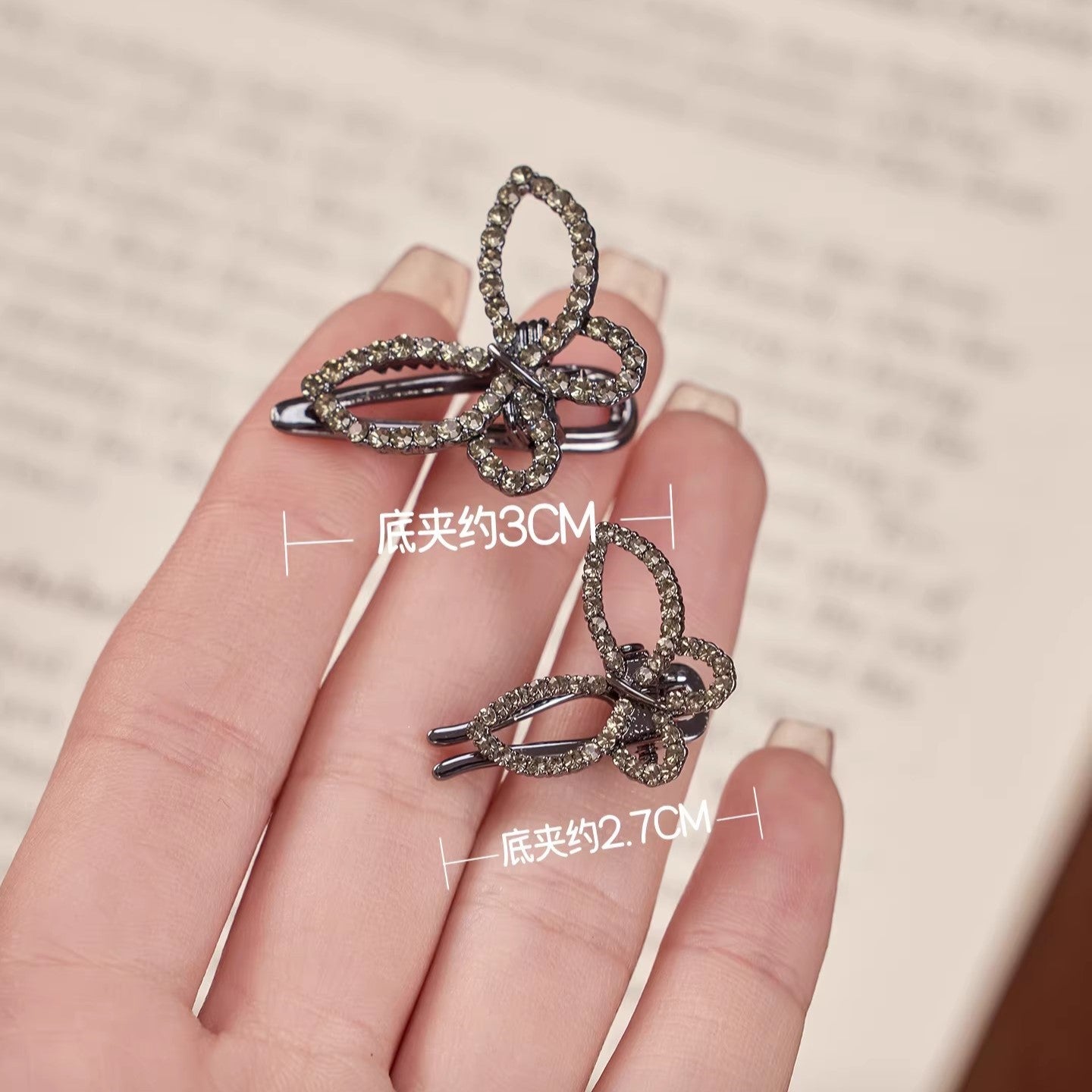 C廠【P112】精緻鏤空水鑽蝴蝶髮夾女2026新款前額碎髮鴨嘴夾側邊瀏海夾子頭飾
 26.04-3