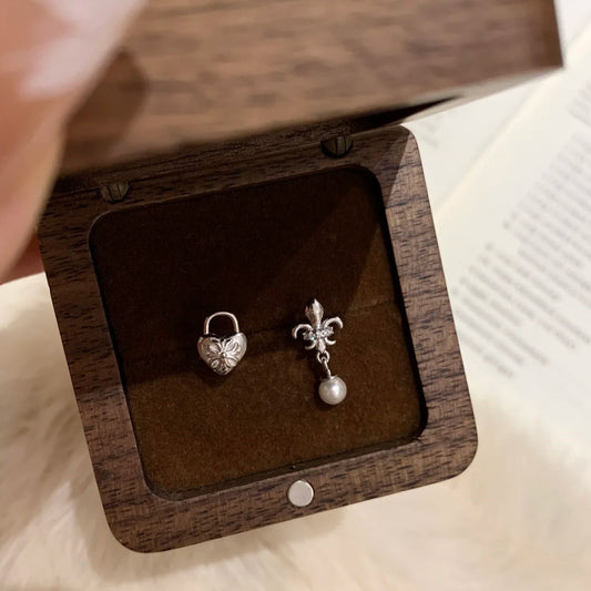 E廠【XDQ10124E】韓系ins風鳶尾花愛心仿珍珠耳環女S925純銀甜酷風不對稱耳飾
 26.03-3