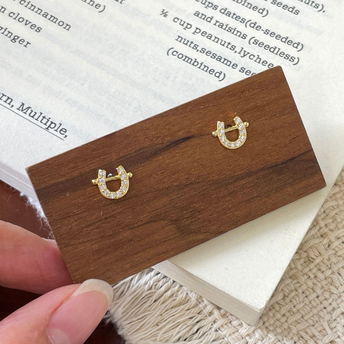 E廠【XDQ10201E】S999純銀小眾設計U型馬蹄耳環女時尚簡約鑲鋯石日常百搭耳飾
 26.03-2